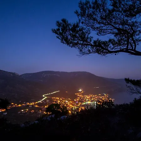 Demaria U Komizi S Pogledom Na * Komiža