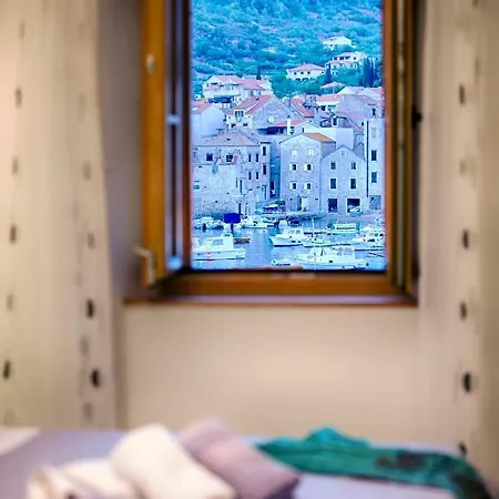 Demaria U Komizi S Pogledom Na * Komiža