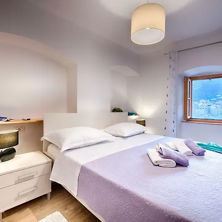 Apartament Demaria U Komizi S Pogledom Na *
